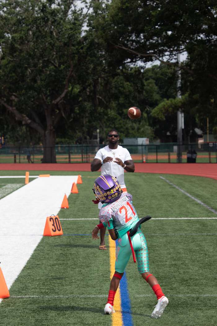 “The ankle bully,” as Dray is known, warms up with his famous dad.